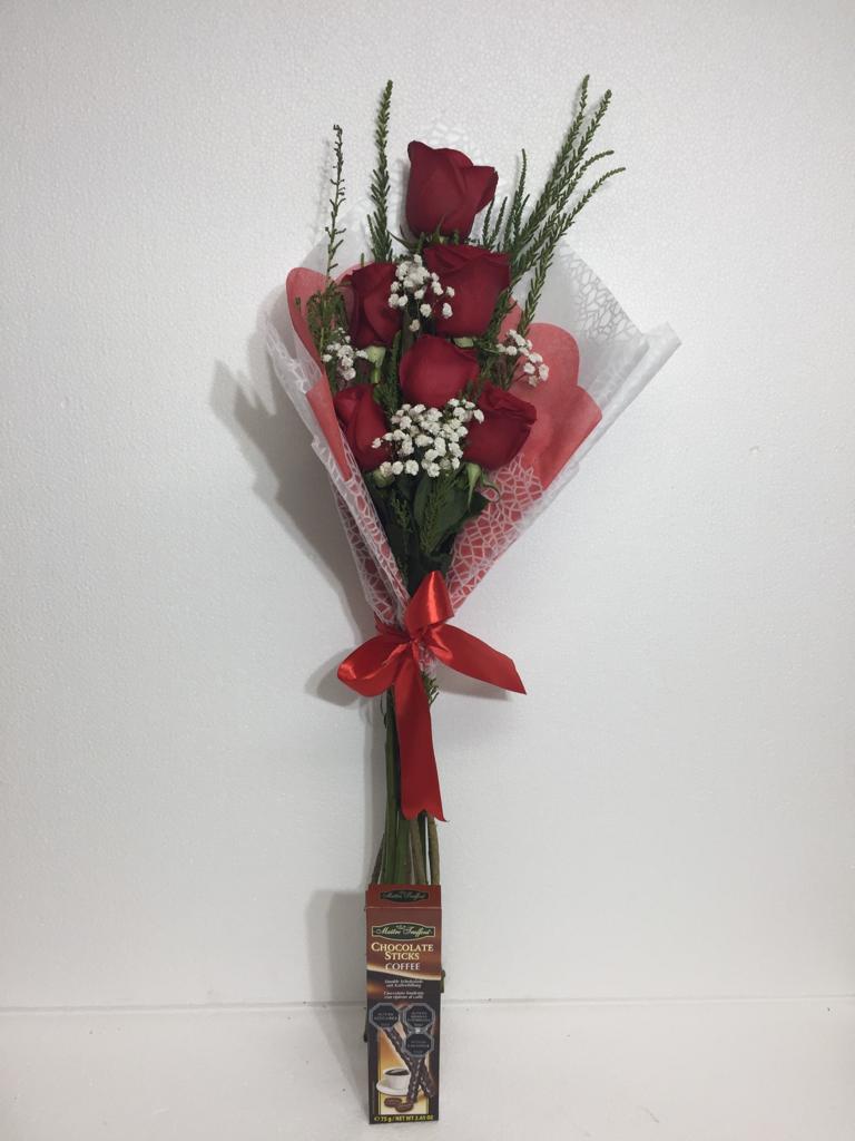 Ramo de 06 Rosas m�s Palitos de Chocolate de 75 Grs